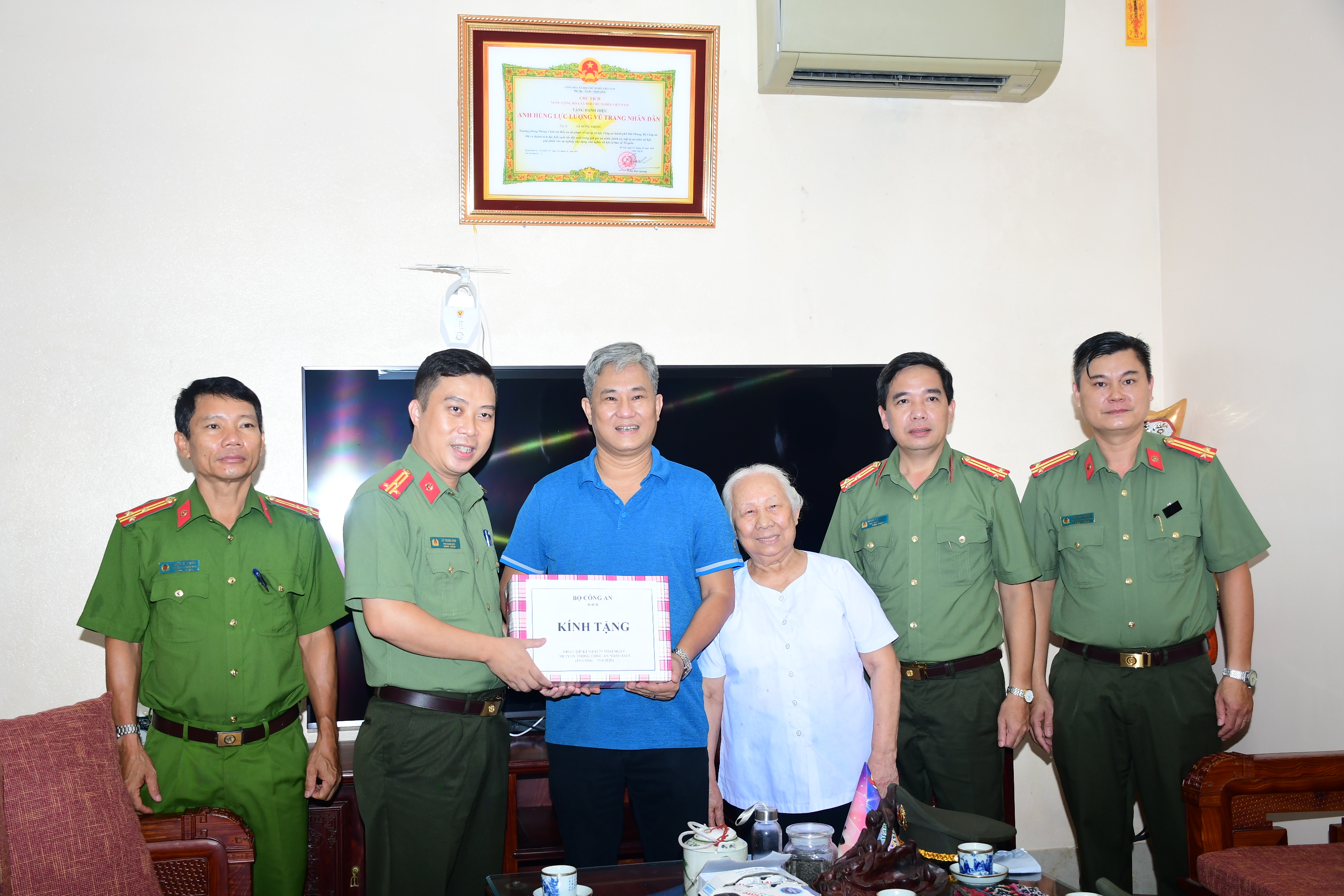 Thăm, tặng quà các gia đình Liệt sĩ, Anh hùng LLVT Nhân dân nhân dịp 75 năm Ngày truyền thống CAND